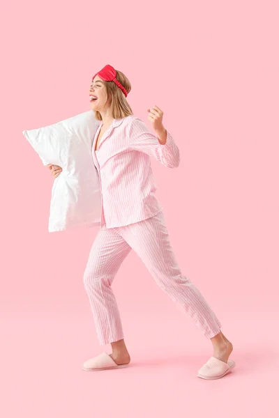 Щаслива Молода Жінка Піжамі Подушкою Рожевому Фоні — стокове фото