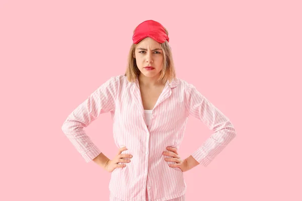 Mujer Joven Trastornada Pijama Sobre Fondo Rosa — Foto de Stock