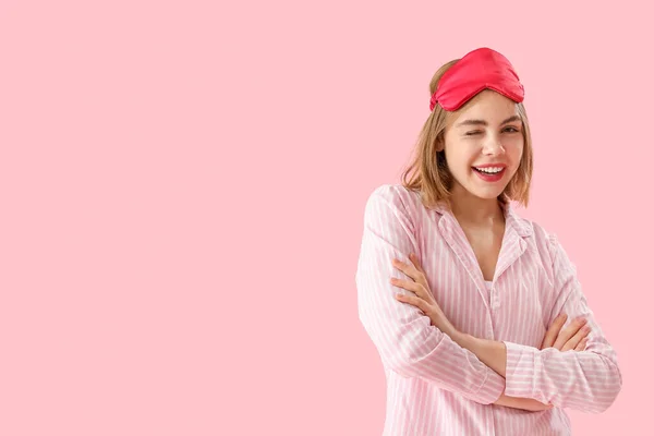 幸せな若いです女性でパジャマでピンクの背景 — ストック写真