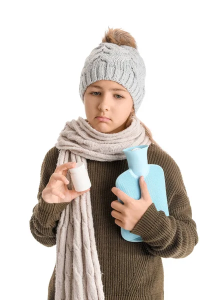 Enfermo Chica Con Botella Agua Caliente Medicina Sobre Fondo Blanco — Foto de Stock