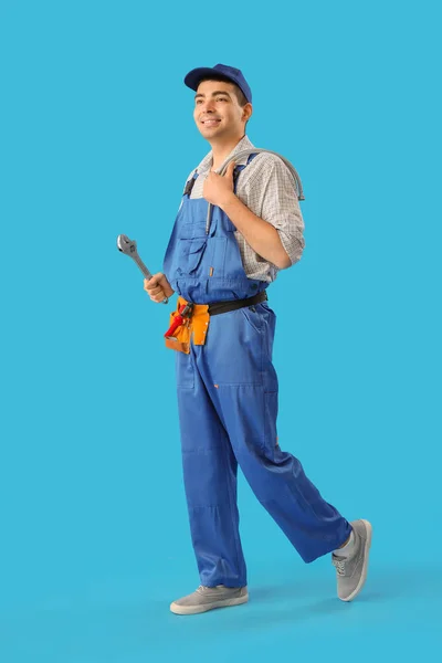 Jonge Mannelijke Loodgieter Met Gereedschap Blauwe Achtergrond — Stockfoto