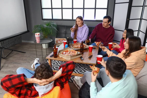 Group Friends Tasty Pizza Drinks Home — Stock Photo, Image