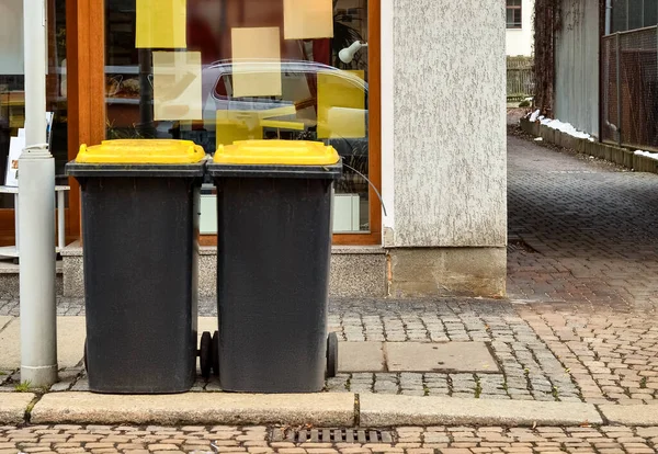 Vista Rua Cidade Com Recipientes Lixo — Fotografia de Stock