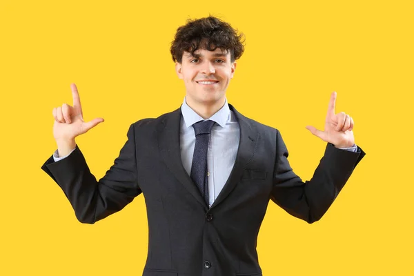 Mladý Podnikatel Ukazuje Poražený Gesto Žlutém Pozadí — Stock fotografie