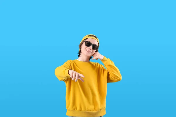 Cooler Teenager Zeigt Call Geste Auf Blauem Hintergrund — Stockfoto
