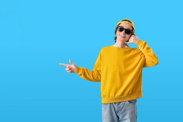 Cool Έφηβος Δείχνει Call Χειρονομία Στο Μπλε Φόντο — Φωτογραφία Αρχείου