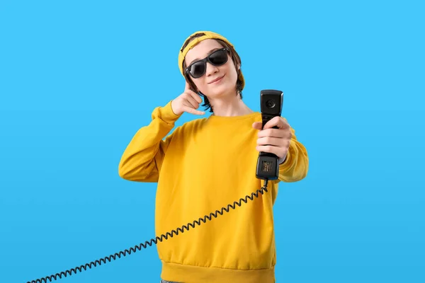 Крутой Подросток Телефонным Приемником Показывающим Жест Позвони Синем Фоне — стоковое фото