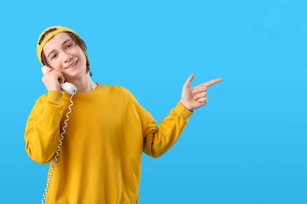 Havalı Genç Çocuk Mavi Arka Planda Telefonla Konuşuyor — Stok fotoğraf