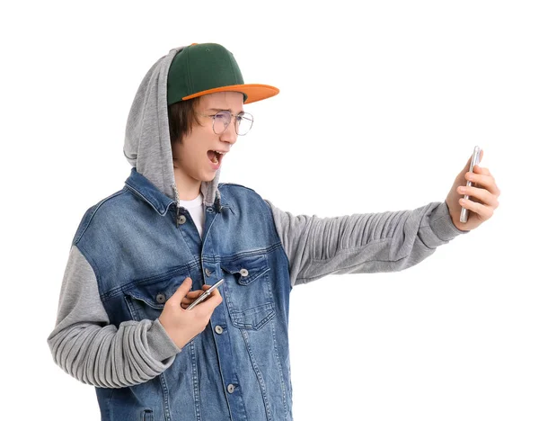 Cool Έφηβος Αγόρι Κινητά Τηλέφωνα Φωνάζοντας Λευκό Φόντο — Φωτογραφία Αρχείου