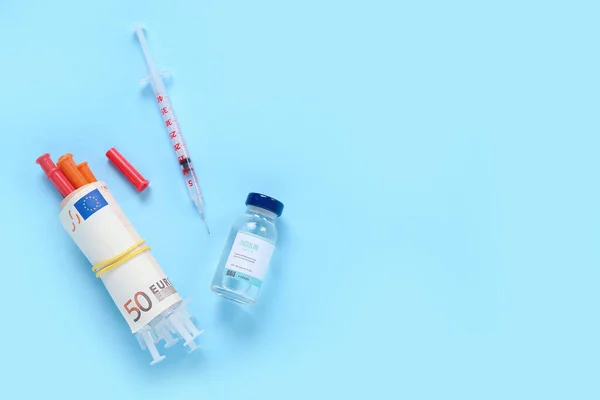 Insulina Strzykawkami Pieniędzmi Niebieskim Tle Koncepcja Medycyny Drogiej — Zdjęcie stockowe