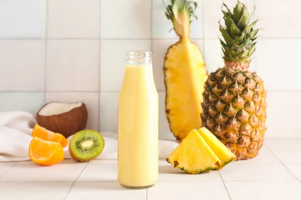 Skleněná Láhev Chutného Ananasového Koktejlu Pomeranče Kiwi Dlaždicovém Stole — Stock fotografie