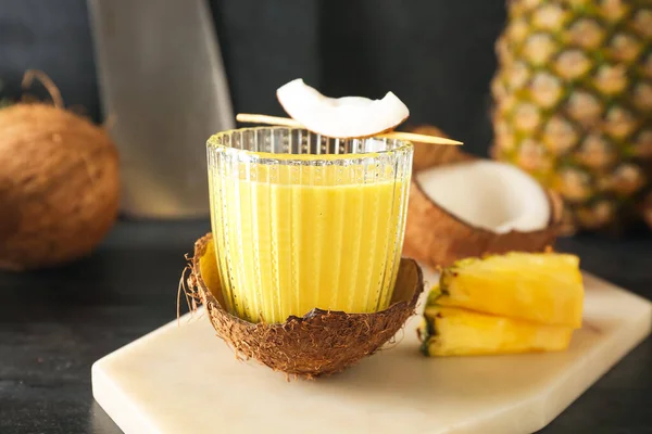맛있는 파인애플로 스무디와 코코넛이 식탁에 — 스톡 사진