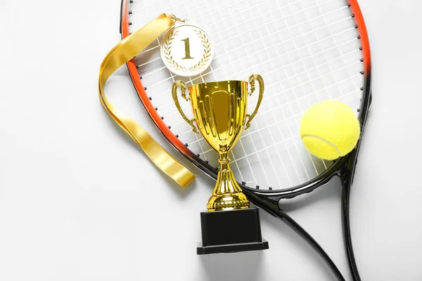 Copo Ouro Com Medalha Primeiro Lugar Raquete Tênis Bola Fundo — Fotografia de Stock