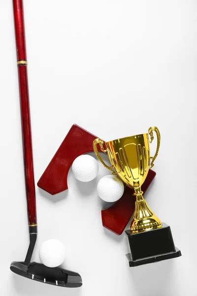 Золотой Кубок Клюшкой Гольфа Мячами Светлом Фоне — стоковое фото
