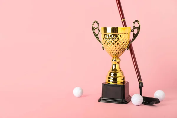有高尔夫球杆和粉色背景球的金杯 — 图库照片