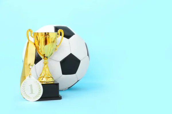 Золотой Кубок Медалью Первое Место Футбольным Мячом Синем Фоне — стоковое фото