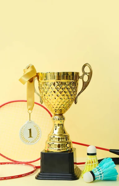 Золота Чашка Медаллю Першого Місця Бадмінтоном Човник Жовтому Фоні — стокове фото