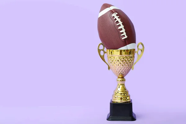 Leylak Arkaplanda Rugby Topu Olan Altın Kupa — Stok fotoğraf