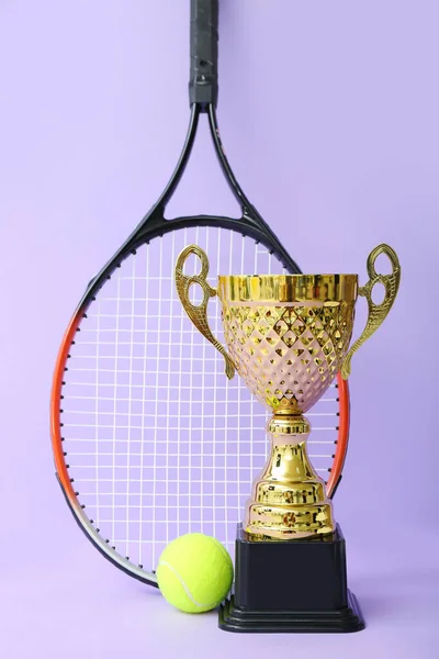 Gouden Beker Met Tennisracket Bal Lila Achtergrond — Stockfoto