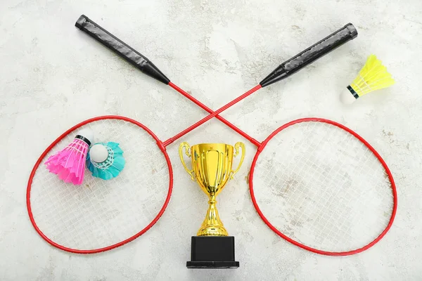 Goldpokal Mit Badmintonschlägern Und Federbällen Auf Grunge Hintergrund — Stockfoto
