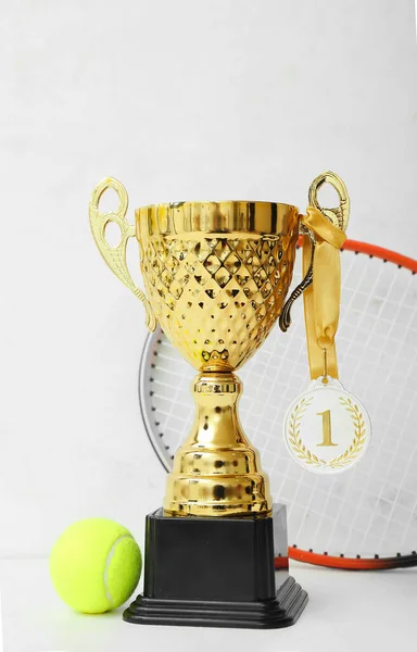 Золотий Кубок Медаллю Першого Місця Тенісною Ракеткою Ячем Світлому Фоні — стокове фото