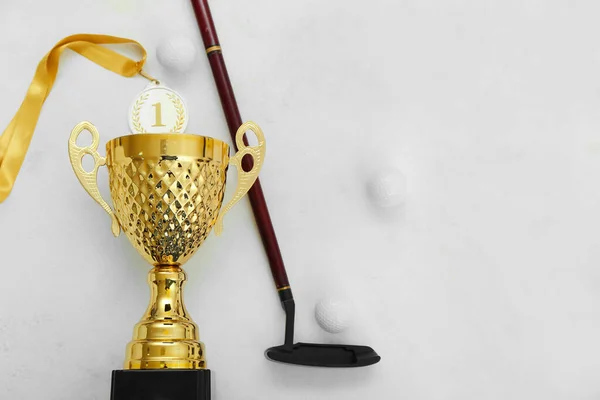 Золотая Чашка Клюшкой Гольфа Мячами Белом Фоне — стоковое фото