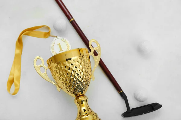 Χρυσό Κύπελλο Μπαστούνι Του Γκολφ Και Μπάλες Λευκό Φόντο — Φωτογραφία Αρχείου