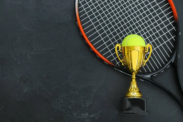 Goldpokal Mit Ball Und Tennisschläger Auf Dunklem Hintergrund — Stockfoto