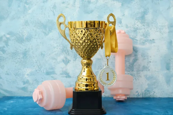 Gold Cup First Place Medal Dumbbells Table Grunge Wall — Stock Photo, Image