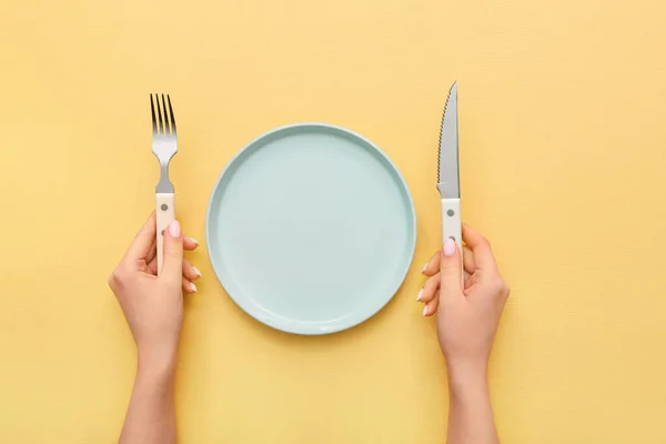 Female Hands Cutlery Empty Plate Yellow Table — Stock Photo, Image