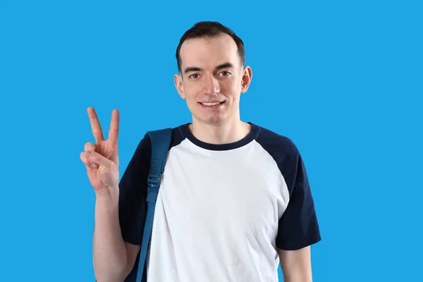 Άνδρας Μαθητής Δείχνει Δύο Δάχτυλα Μπλε Φόντο — Φωτογραφία Αρχείου