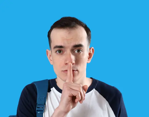 Estudante Masculino Mostrando Gesto Silêncio Fundo Azul Close — Fotografia de Stock