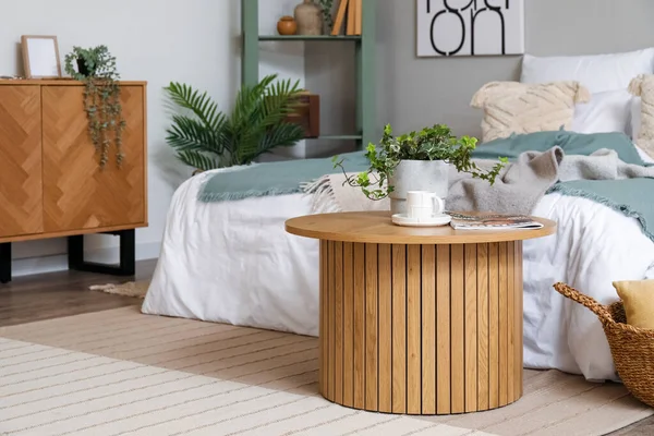 Interior Bedroom Cozy Bed Houseplant Coffee Table — Stock Photo, Image