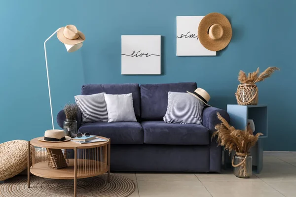 舒适客厅的内部 有蓝色沙发和咖啡桌 — 图库照片