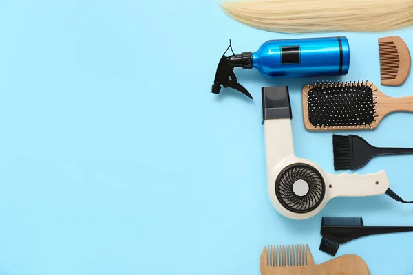 Haarbürsten Mit Trockner Und Sprühflasche Auf Blauem Hintergrund — Stockfoto