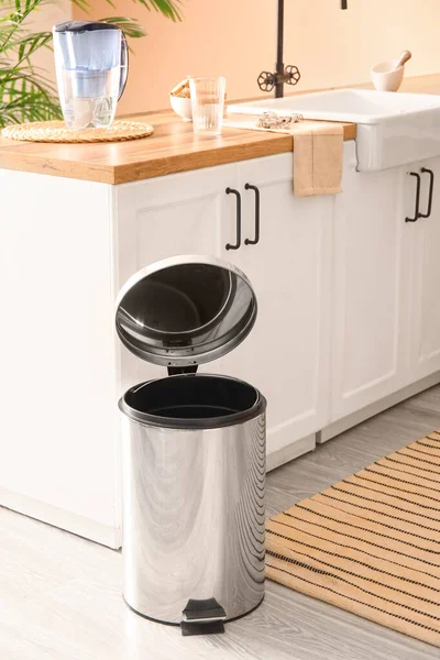 Geöffnete Metallische Mülltonne Auf Dem Boden Der Modernen Küche — Stockfoto