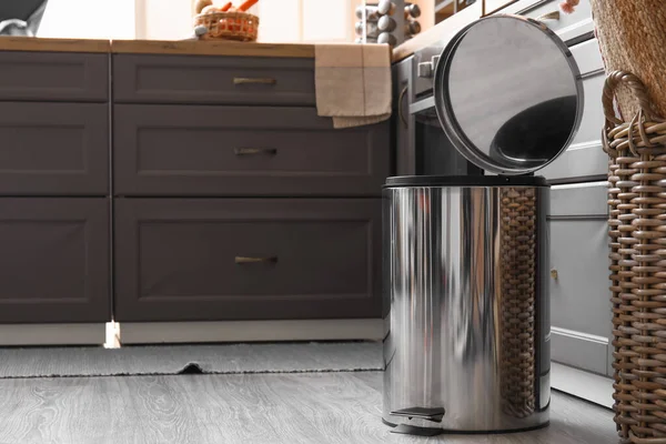 Geöffnete Metallische Mülltonne Auf Dem Boden Der Modernen Küche — Stockfoto