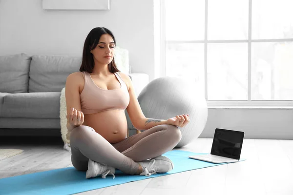 Deportiva Joven Embarazada Meditando Casa —  Fotos de Stock
