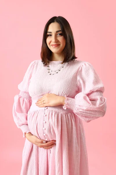 Jonge Zwangere Vrouw Mooie Jurk Roze Achtergrond — Stockfoto