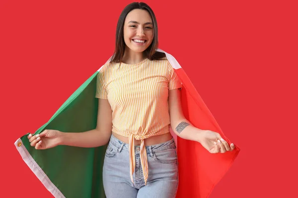 红底意大利国旗的年轻女子 — 图库照片