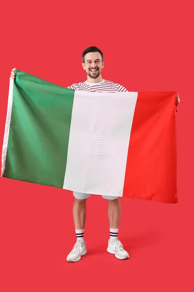 Όμορφος Άνδρας Σημαία Της Ιταλίας Κόκκινο Φόντο — Φωτογραφία Αρχείου