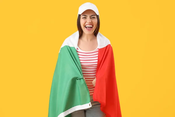Νεαρή Γυναίκα Σημαία Ιταλίας Κίτρινο Φόντο — Φωτογραφία Αρχείου