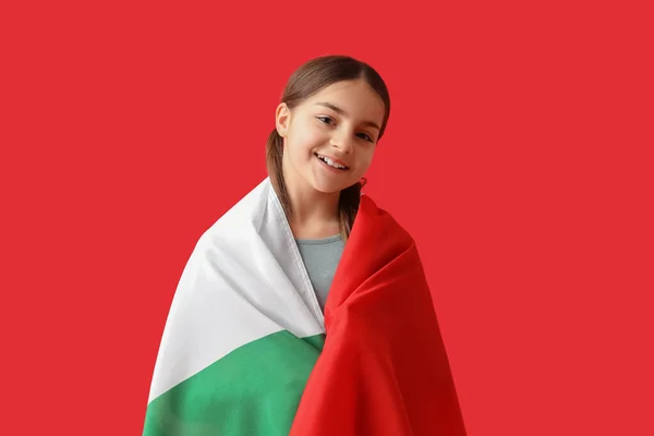 Menina Com Bandeira Itália Fundo Vermelho — Fotografia de Stock