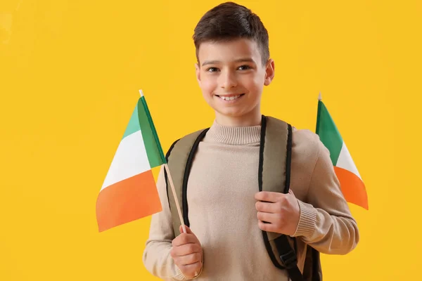 Kisfiú Hátizsák Zászlók Olaszország Sárga Háttér — Stock Fotó