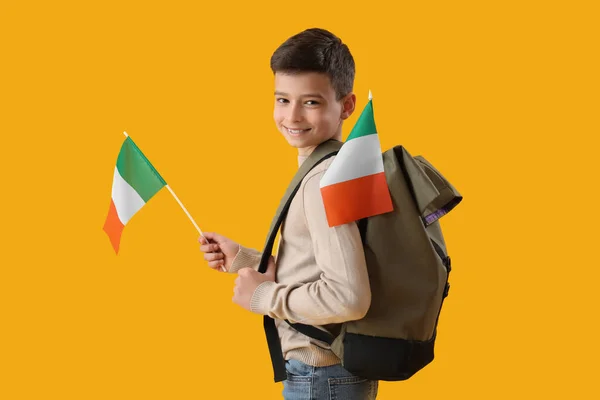 Маленький Хлопчик Рюкзаком Прапорами Італії Жовтому Тлі — стокове фото