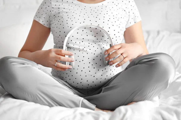 Young Pregnant Woman Headphones Sitting Bedroom Closeup — Stock Photo, Image