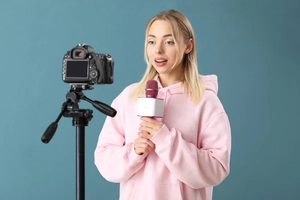 Kvinna Journalist Med Mikrofon Inspelning Video Blå Bakgrund — Stockfoto