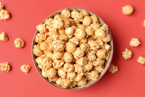 Schaal Met Krokante Popcorn Rode Achtergrond — Stockfoto