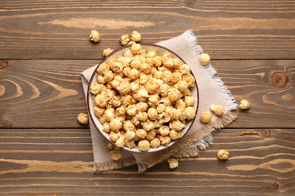 Schaal Met Krokante Popcorn Houten Achtergrond — Stockfoto