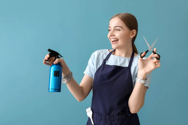Kobieta Fryzjer Nożyczkami Spray Niebieskim Tle — Zdjęcie stockowe